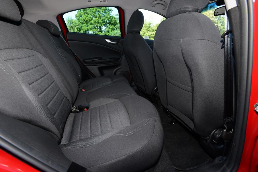 Интерьер Alfa Romeo Giulietta 2016 года  (UK) (фото 6 из 44)